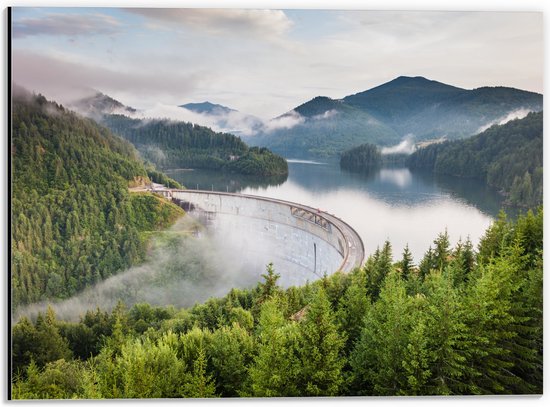 WallClassics - Dibond - Dam tussen de Bergen en Bossen - 40x30 cm Foto op Aluminium (Met Ophangsysteem)