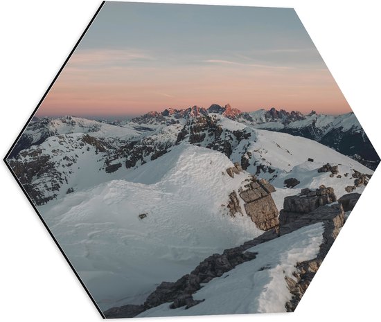 WallClassics - Dibond Hexagon - Bergtop met Sneeuw - 50x43.5 cm Foto op Hexagon (Met Ophangsysteem)