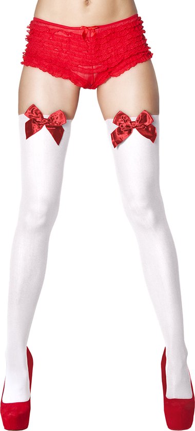 Een model draagt rode kanten shorts, witte dijhoge kousen met rode strikken en plateau pumps.