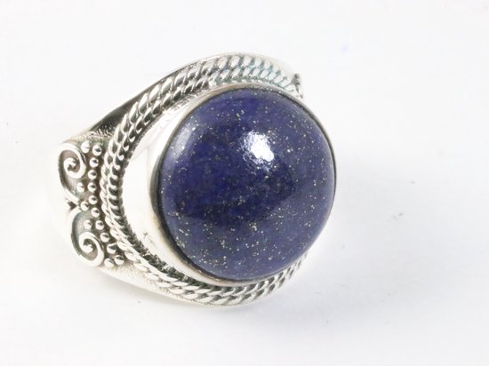 Zware bewerkte zilveren ring met lapis lazuli - maat 16.5