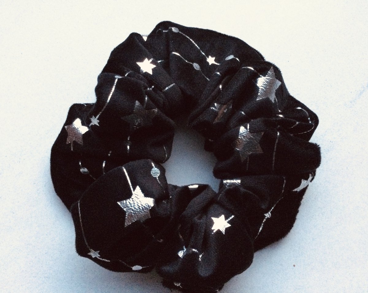 Scrunchie XL feestelijk - zwart met zilveren sterren - handmade -black with stars