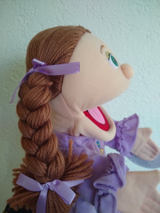 Detail van poppenkastpop Amy's bruine vlecht met paars lint.