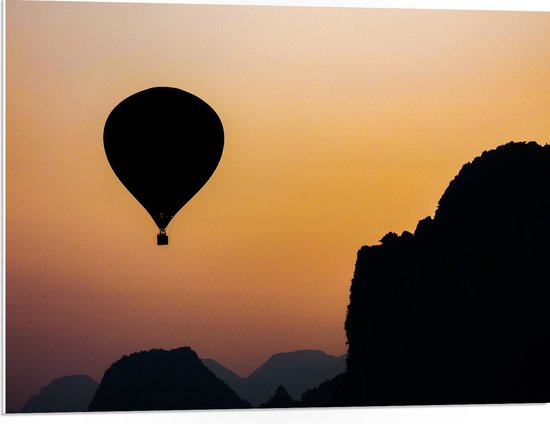 WallClassics - PVC Schuimplaat- Silhouette van een Luchtballon en Bergen - 80x60 cm Foto op PVC Schuimplaat