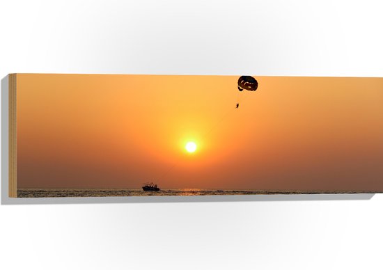 WallClassics - Hout - Parasailen bij Zonsondergang Boven de Zee - 90x30 cm - 12 mm dik - Foto op Hout (Met Ophangsysteem)