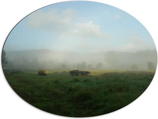 WallClassics - Dibond Ovaal - Boeren Trekker en Kar op Mistig Weiland - 80x60 cm Foto op Ovaal (Met Ophangsysteem)
