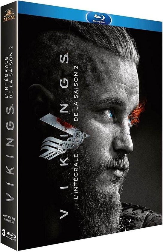 Close-up van Ragnar Lothbrok met vuur in zijn oog, met het woord 'VIKINGS' verticaal ernaast.
