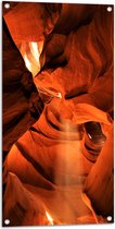 WallClassics - Tuinposter – Zonnestralen door Antelope Canyon - 50x100 cm Foto op Tuinposter  (wanddecoratie voor buiten en binnen)