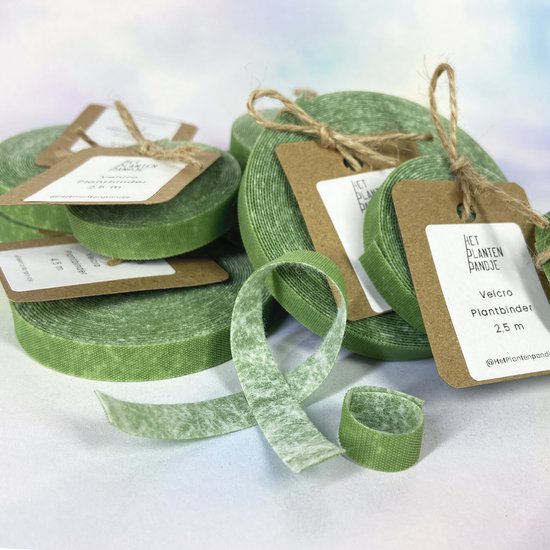Meerdere groene klittenbandrollen met bruine labels, een stukje lint is los.
