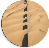 WallClassics - Dibond Muurcirkel - Weg in Woestijn onder Zand - 40x40 cm Foto op Aluminium Muurcirkel (met ophangsysteem)