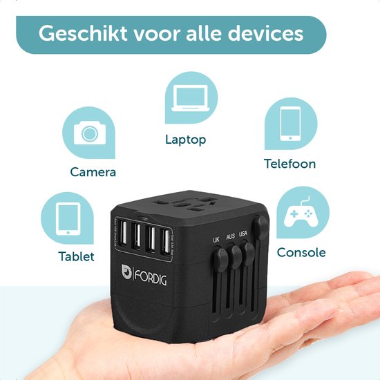 Zwarte ForDig wereldstekker in hand, geschikt voor camera, tablet, laptop, telefoon en console.