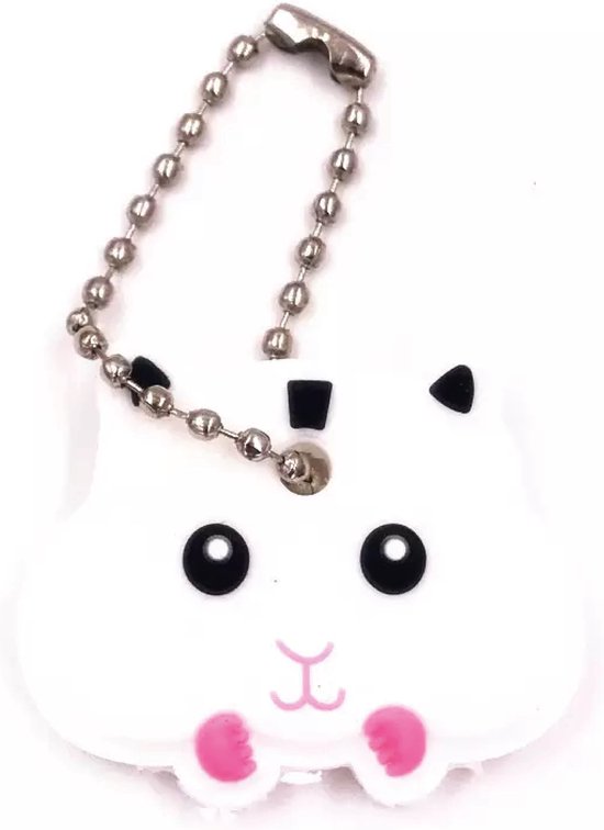 Witte hamster sleutelhanger met zwarte oren en roze pootjes.