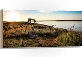 WallClassics - Hout - Schommelbank in het Veld aan het Water - 100x50 cm - 12 mm dik - Foto op Hout (Met Ophangsysteem)