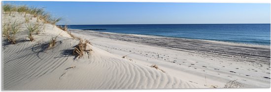 WallClassics - Acrylglas - Witte Duinen tegen de Zee - 90x30 cm Foto op Acrylglas (Wanddecoratie op Acrylaat)