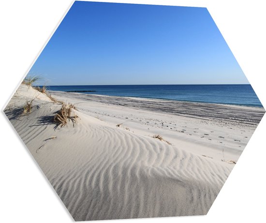 WallClassics - PVC Schuimplaat Hexagon  - Witte Duinen tegen de Zee - 80x69.6 cm Foto op Hexagon (Met Ophangsysteem)