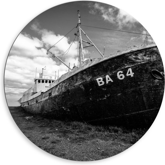WallClassics - Dibond Muurcirkel - Oud Scheepswrak op Strand (zwart/wit) - 80x80 cm Foto op Aluminium Muurcirkel (met ophangsysteem)