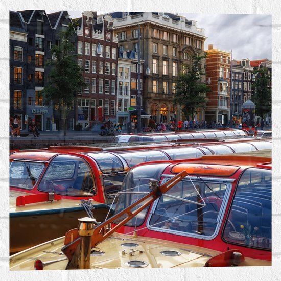 WallClassics - Muursticker - Toeristenboten in Amsterdamse Grachten - 50x50 cm Foto op Muursticker