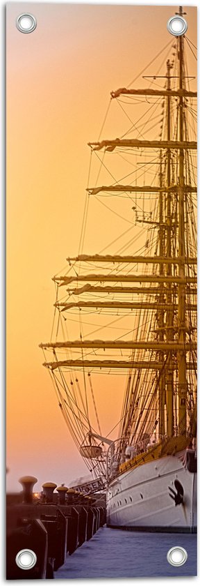 WallClassics - Tuinposter – Hoge Mast op Zeilschip bij Zonsondergang - 20x60 cm Foto op Tuinposter  (wanddecoratie voor buiten en binnen)
