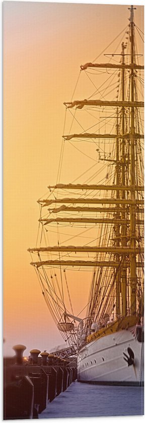 WallClassics - Vlag - Hoge Mast op Zeilschip bij Zonsondergang - 30x90 cm Foto op Polyester Vlag