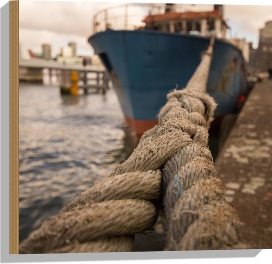 WallClassics - Hout - Dik Touw aan Vrachtschip in de Haven - 50x50 cm - 12 mm dik - Foto op Hout (Met Ophangsysteem)