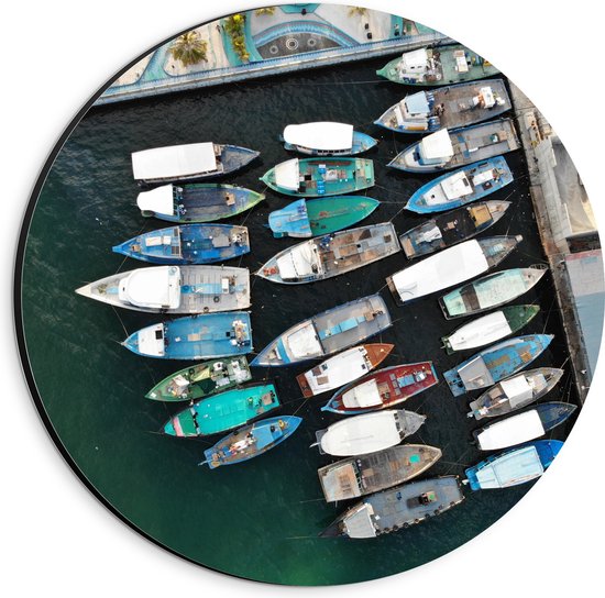 WallClassics - Dibond Muurcirkel - Bovenaanzicht van Kleine Bootjes in Haven - 20x20 cm Foto op Aluminium Muurcirkel (met ophangsysteem)