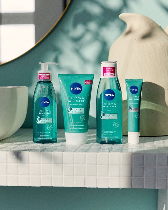 NIVEA DERMA Skin Clear Face Scrub Visage - Gommage Visage - Nettoyant Visage - Pour peaux impures - Avec Acide Salicylique (AHA) et Niacinamide - Anti Acné, Boutons et Points Noirs - 150 ml