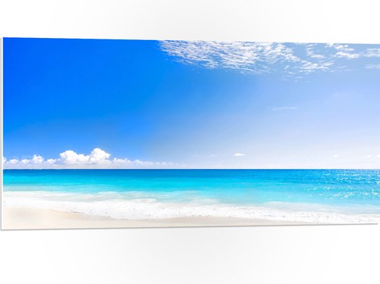 WallClassics - PVC Schuimplaat - Strand met Licht Blauwe Zee - 100x50 cm Foto op PVC Schuimplaat (Met Ophangsysteem)