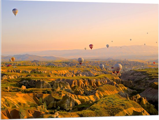 WallClassics - Acrylglas - Luchtballonnen boven Bergen en Heuvels - 100x75 cm Foto op Acrylglas (Met Ophangsysteem)