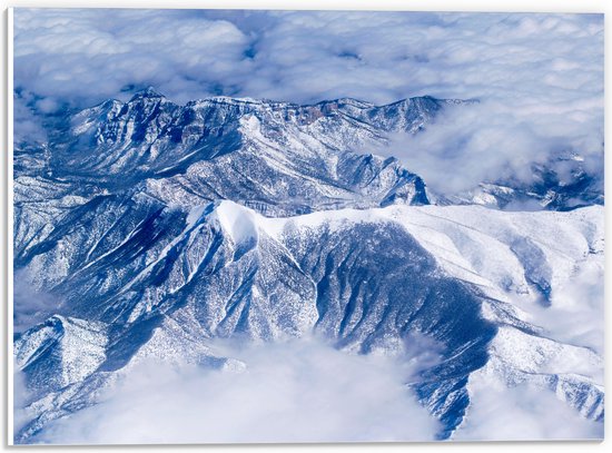 WallClassics - PVC Schuimplaat- Wolken bij Bergen met Sneeuw - 40x30 cm Foto op PVC Schuimplaat