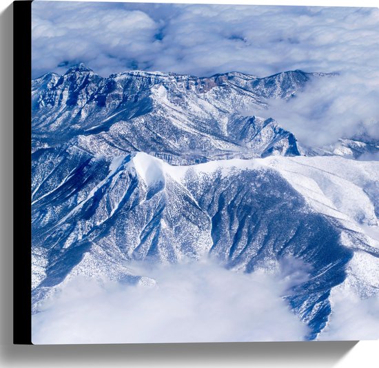 WallClassics - Canvas  - Wolken bij Bergen met Sneeuw - 40x40 cm Foto op Canvas Schilderij (Wanddecoratie op Canvas)