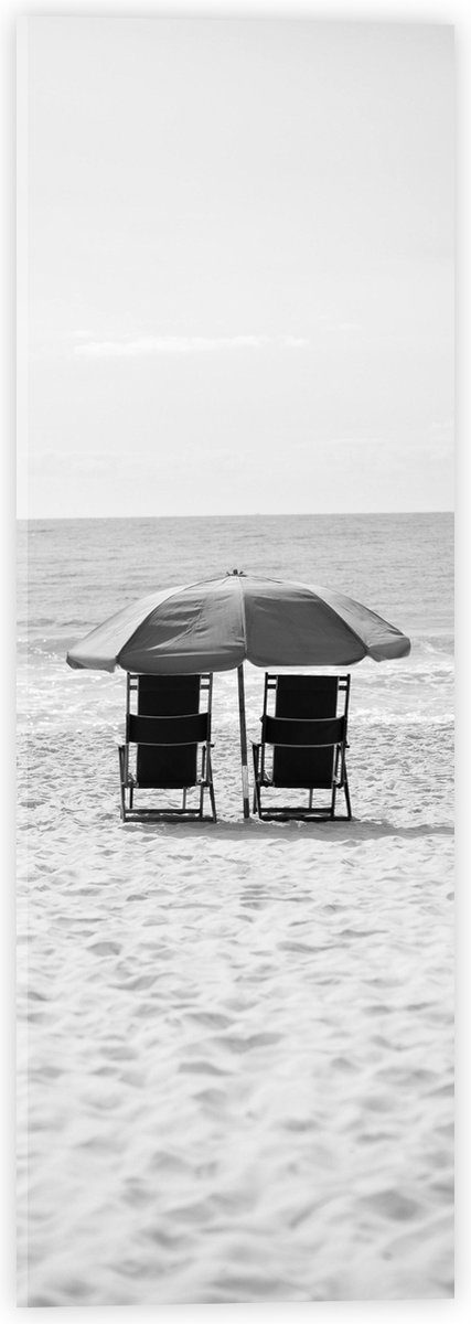 Acrylglas - Stoelen op het Strabd met Parasol in het zwart-wit - 20x60 cm Foto op Acrylgla