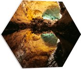WallClassics - PVC Schuimplaat Hexagon  - Mooie Grot - Cueva de los Verdes - 50x43.5 cm Foto op Hexagon (Met Ophangsysteem)