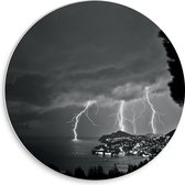 WallClassics - PVC Schuimplaat Muurcirkel - Bliksem aan de Kust - Zwart / Wit - 30x30 cm Foto op Muurcirkel (met ophangsysteem)