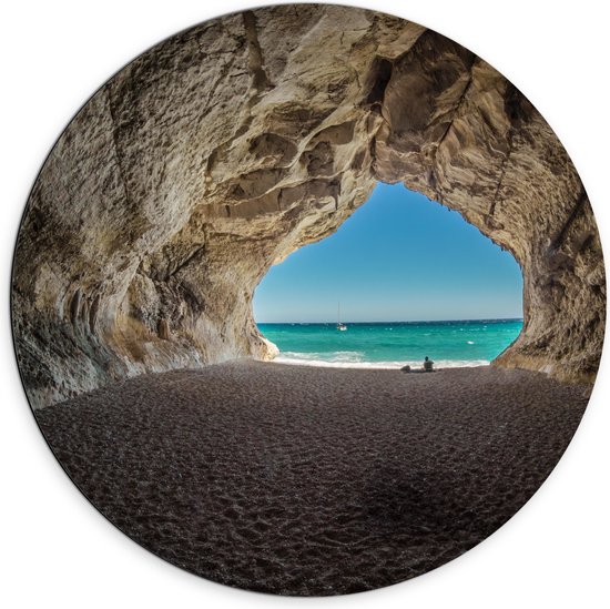 WallClassics - Dibond Muurcirkel - Strand in een Grot aan Zee - 70x70 cm Foto op Aluminium Muurcirkel (met ophangsysteem)