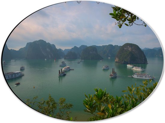 WallClassics - Dibond Ovaal - Veel Shepen in Ha Longbaai - Vietnam - 40x30 cm Foto op Ovaal (Met Ophangsysteem)
