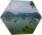 WallClassics - Dibond Hexagon - Veel Shepen in Ha Longbaai - Vietnam - 70x60.9 cm Foto op Hexagon (Met Ophangsysteem)