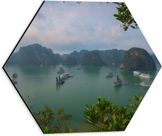 WallClassics - Dibond Hexagon - Veel Shepen in Ha Longbaai - Vietnam - 30x26.1 cm Foto op Hexagon (Met Ophangsysteem)