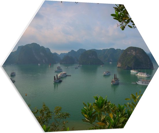 WallClassics - PVC Schuimplaat Hexagon  - Veel Shepen in Ha Longbaai - Vietnam - 70x60.9 cm Foto op Hexagon (Met Ophangsysteem)