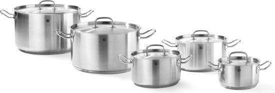 Set van vijf rvs kookpannen met deksels van verschillende groottes.