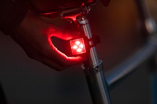 AXA Niteline 44R Fietsverlichting Set - LED Voorlicht & Achterlicht - USB Oplaadbaar - 450 m Zichtbaarheid - 4 Lichtstanden - Compact Design van AXA — afbeelding 5