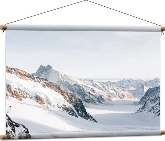 WallClassics - Textielposter - Sneeuwlandschap bovenaan de Bergen - 90x60 cm Foto op Textiel