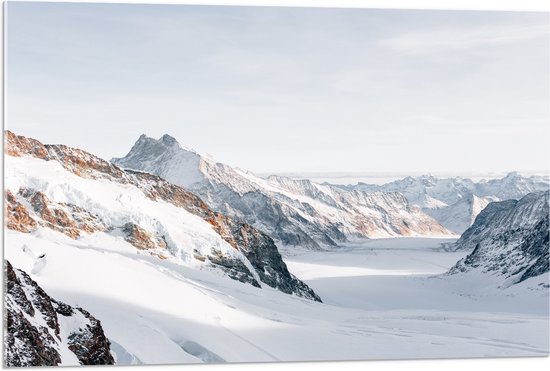 WallClassics - Acrylglas - Sneeuwlandschap bovenaan de Bergen - 90x60 cm Foto op Acrylglas (Met Ophangsysteem)