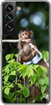 Geschikt voor Samsung Galaxy S22 hoesje - Baby - Aap - Takken - Siliconen Telefoonhoesje