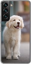 Geschikt voor Samsung Galaxy S22 Plus hoesje - Een Golden Retriever puppy lopend op de stoep - Siliconen Telefoonhoesje