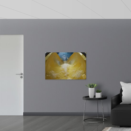 WallClassics - Dibond - Toboggan Jaune avec Water Courante - 105x70 cm Photo sur Aluminium (Décoration murale métal)