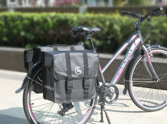 Zwarte dubbele fietstas met logo, bevestigd op een damesfiets.