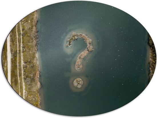 WallClassics - Dibond Ovaal - Eiland in de Vorm van Vraagteken op Meer - 80x60 cm Foto op Ovaal (Met Ophangsysteem)