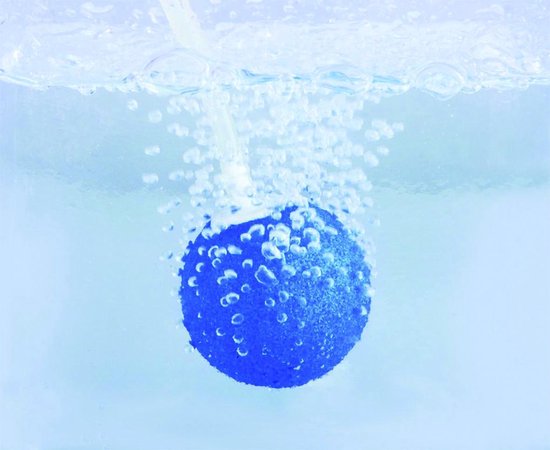 Blauwe luchtsteen met belletjes die omhoog komen in blauw water.