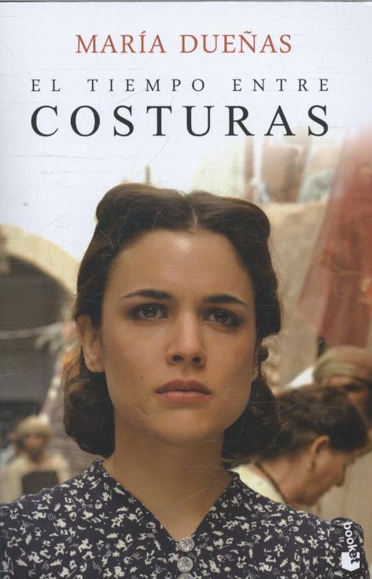 Couverture de livre avec le portrait d'une jeune femme aux cheveux sombres, portant une robe à fleurs noir et blanc. Titre : El Tiempo Entre Costuras.