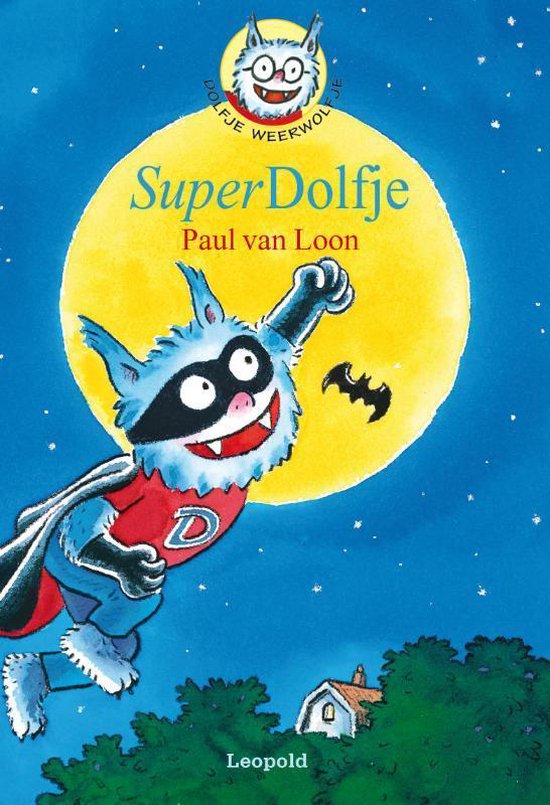 SuperDolfje, een blauwe wolf met een rood cape en een masker, vliegt onder een grote gele maan.