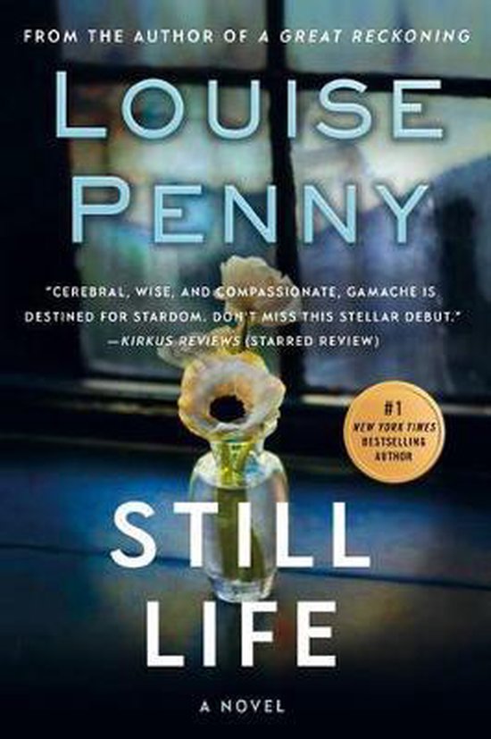 Boekcover van "Still Life" van Louise Penny, met een klein vaasje met bloemen op de voorgrond.